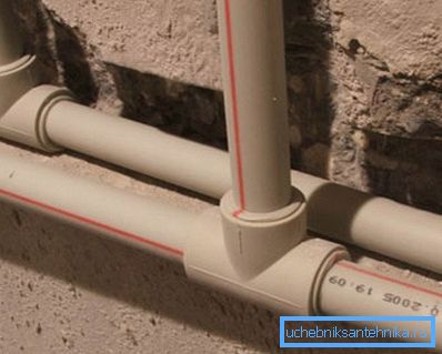 Wir lernen, die Pipeline aus Polypropylen zu sammeln. Wir lernen, die Pipeline aus Polypropylen zu sammeln.