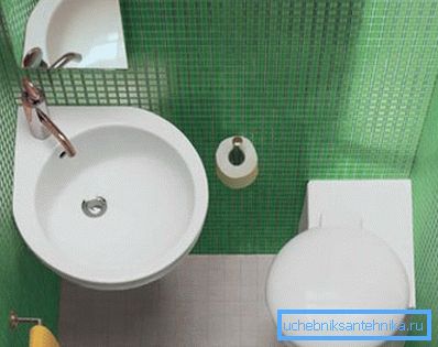 Hängende Eckwanne im Inneren des Badezimmers Hängende Eckwanne im Inneren des Badezimmers