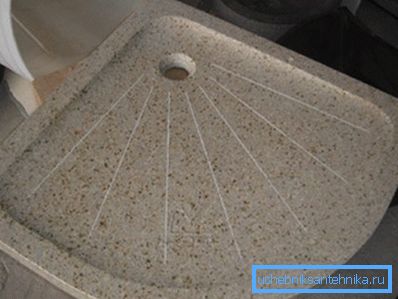 Eck-Duschwanne aus gegossenem Marmor Eck-Duschwanne aus gegossenem Marmor