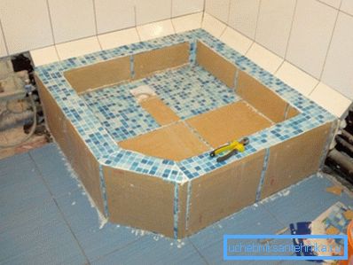 Verlegung von dekorativen Mosaiken.