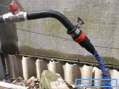 Wasserhahn aus Messing im Freien hält jeder Witterung stand Wasserhahn aus Messing im Freien hält jeder Witterung stand