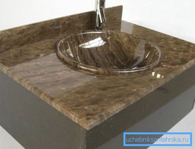 Waschbeckenschüssel auf Marmor Countertop Waschbeckenschüssel auf Marmor Countertop