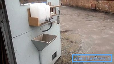Waschbecken an der Tür befestigt Waschbecken an der Tür befestigt