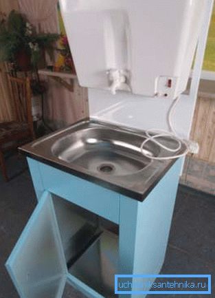 Waschbecken mit einem Bordstein zum Heizen Waschbecken mit einem Bordstein zum Heizen