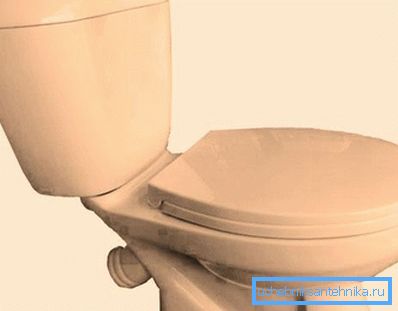 Beige WC und das gleiche Waschbecken mit Bad schaffen eine sehr angenehme Komposition Beige WC und das gleiche Waschbecken mit Bad schaffen eine sehr angenehme Komposition