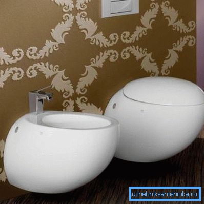 Toilettenschüssel und Bidet sehen aus wie ein Ei Toilettenschüssel und Bidet sehen aus wie ein Ei