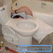 Die Toilette kann alleine gestellt werden.