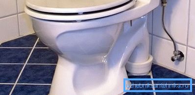 Toilette auf Keramikfliesen Toilette auf Keramikfliesen