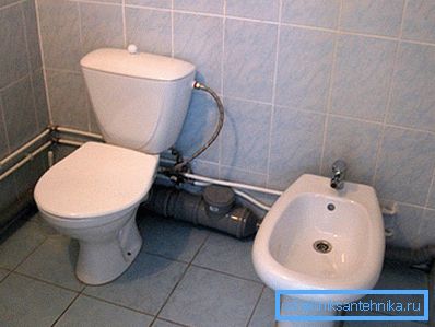 Toilette mit montiertem Bidet Toilette mit montiertem Bidet