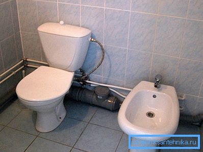 Toilette mit montiertem Bidet