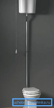 Eine Toilette mit einem schmalen, hohen Tank benötigt nur wenig Platz. Eine Toilette mit einem schmalen, hohen Tank benötigt nur wenig Platz.