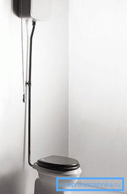 Toilette mit hoher Zisterne Toilette mit hoher Zisterne