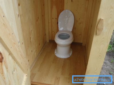 Toilette in der Landtoilette - der Komfort einer Stadtwohnung in der Natur Toilette in der Landtoilette - der Komfort einer Stadtwohnung in der Natur