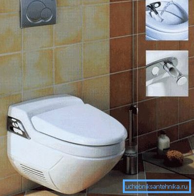 Die an der Wand befestigte Toilette hat keine Beine, was die Reinigung der Toilette erleichtert