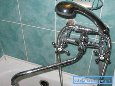 Der Universalhahn kann nach Belieben Wasser in das Bad gießen oder sinken. Der Universalhahn kann nach Belieben Wasser in das Bad gießen oder sinken.