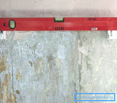 Bringen Sie die Halterungen für die Batterie an. Bringen Sie die Halterungen für die Batterie an.