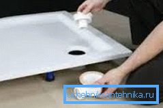 Das Ablassventil installieren. Das Ablassventil installieren.