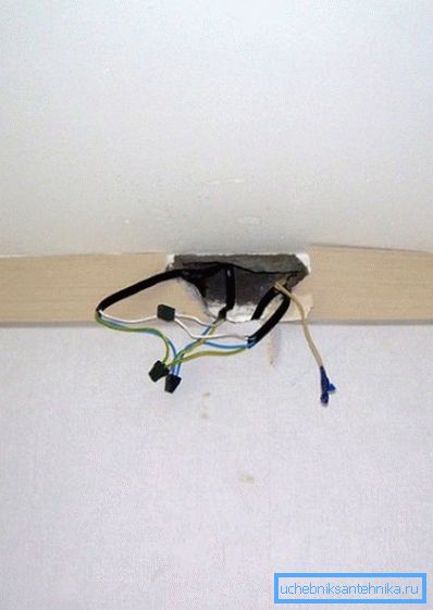 Stellen Sie bei der Installation von Elektroheizgeräten sicher, dass die Verkabelung die Last tragen kann. Stellen Sie bei der Installation von Elektroheizgeräten sicher, dass die Verkabelung die Last tragen kann.