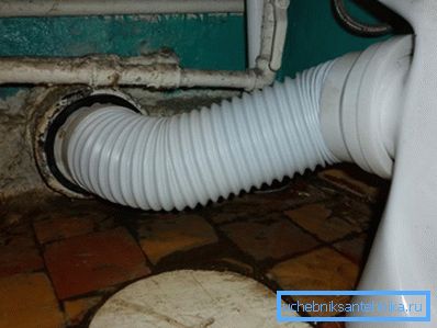 Installation eines Wellrohrs in horizontaler Richtung. Installation eines Wellrohrs in horizontaler Richtung.