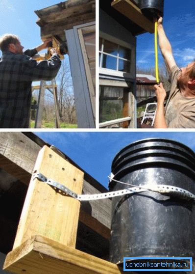 Montage und Befestigung eines Metallfasses auf dem Dach der Datscha-Dusche Montage und Befestigung eines Metallfasses auf dem Dach der Datscha-Dusche