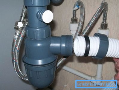 Die Installation der Abwasserableitung und des Wasseranschlusses erfolgt gemäß den Anweisungen für ein bestimmtes Modell, da einige Typen bestimmte Konstruktionsmerkmale aufweisen Die Installation der Abwasserableitung und des Wasseranschlusses erfolgt gemäß den Anweisungen für ein bestimmtes Modell, da einige Typen bestimmte Konstruktionsmerkmale aufweisen
