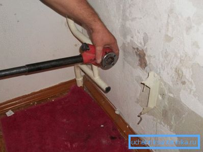 Anbringen des Schraubstempels am Rand der Rohrleitung Anbringen des Schraubstempels am Rand der Rohrleitung