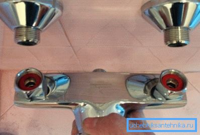 Anbringen eines Krans an der Wand Anbringen eines Krans an der Wand