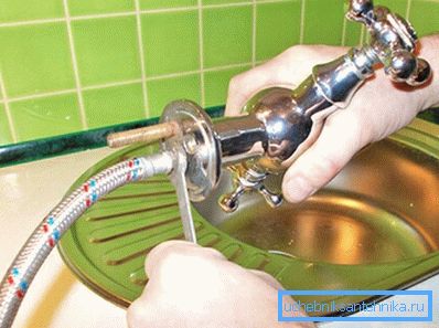 Die Installation eines Küchenhahns erfordert keine speziellen Werkzeuge Die Installation eines Küchenhahns erfordert keine speziellen Werkzeuge