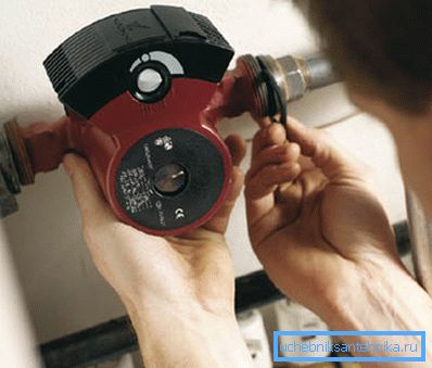 Die Installation einer Pumpe zum Heizen erfordert Dichtungen zwischen den zusammenpassenden Teilen. Die Installation einer Pumpe zum Heizen erfordert Dichtungen zwischen den zusammenpassenden Teilen.
