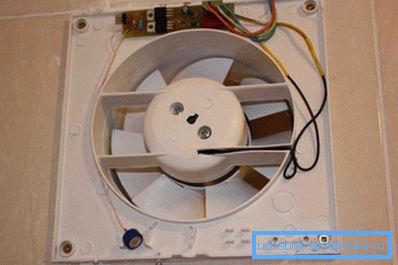 Installieren eines Zwangsabzugsventilators in der Toilette. Installieren eines Zwangsabzugsventilators in der Toilette.