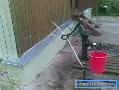 Die Installation einer Handpumpe in Verbindung mit einer Pumpe wird den Wasserfluss erheblich erleichtern und in Notfallsituationen helfen, wenn die Stromversorgung unterbrochen wird. Die Installation einer Handpumpe in Verbindung mit einer Pumpe wird den Wasserfluss erheblich erleichtern und in Notfallsituationen helfen, wenn die Stromversorgung unterbrochen wird.
