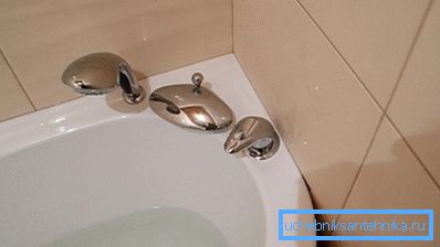 Installation eines Winkelmischers für Wasser an Bord eines Bades Installation eines Winkelmischers für Wasser an Bord eines Bades