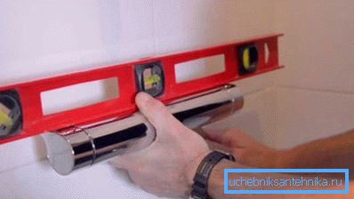Das Gerät an der Wand installieren Das Gerät an der Wand installieren