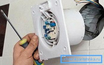 Einbau eines Ventilators im Badezimmer Einbau eines Ventilators im Badezimmer