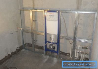 Einbau einer eingebauten Toilette an einer Gipskartonwand