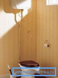Installierte Toilette mit Aufhängesystem Installierte Toilette mit Aufhängesystem