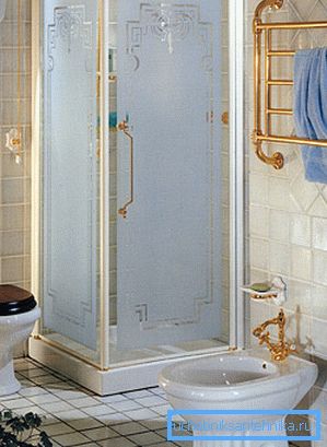Installierte Duschkabine mit Seiten von 90 cm