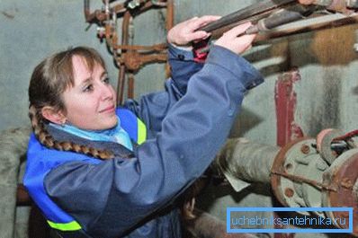 Die Reparatur von Stahlrohrbrüchen erfordert viel Aufwand. Die Reparatur von Stahlrohrbrüchen erfordert viel Aufwand.