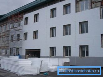 Die Erwärmung der Fassade kann den Wärmeverlust um die Hälfte reduzieren. Die Erwärmung der Fassade kann den Wärmeverlust um die Hälfte reduzieren.