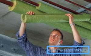 Die Rohrisolierung ist eine wichtige Phase der Installation von Engineering-Netzwerken Die Rohrisolierung ist eine wichtige Phase der Installation von Engineering-Netzwerken
