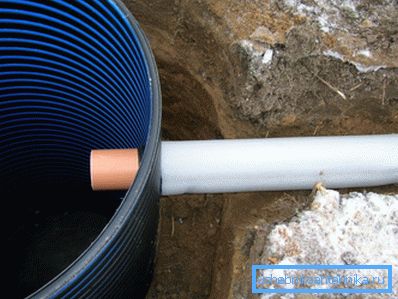 Isolierter Abfluss am Eingang des Abwassertanks. Isolierter Abfluss am Eingang des Abwassertanks.