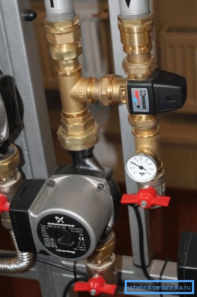 Kaltwasser-Mischeinheit in Sanitärpaneel. Kaltwasser-Mischeinheit in Sanitärpaneel.