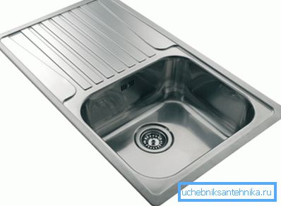 Die schmale Spüle für die Küche mit einem Flügel nimmt einen sehr großen Raum ein Die schmale Spüle für die Küche mit einem Flügel nimmt einen sehr großen Raum ein