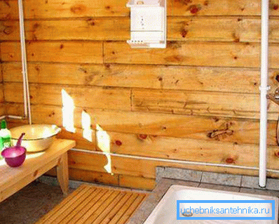 In diesem Beispiel ist eine Dusche in der Badewanne installiert. In diesem Beispiel ist eine Dusche in der Badewanne installiert.