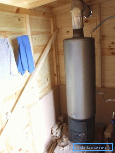 In diesem Fall wird der Kamin durch die Wand herausgeführt. In diesem Fall wird der Kamin durch die Wand herausgeführt.