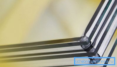 Insbesondere in kalten Regionen werden doppelt verglaste Mehrkammerfenster mit energiesparendem Glas eingesetzt, die Verluste durch Wärmestrahlung reduzieren.