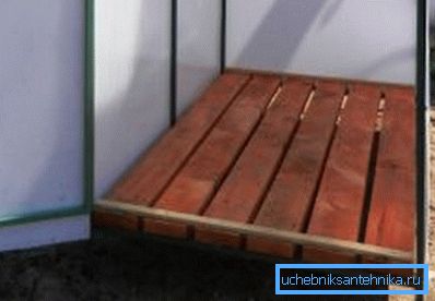 Als Palette eignen sich abgerissene Bretter mit einigen Lücken für den Wasserdurchfluss. Als Palette eignen sich abgerissene Bretter mit einigen Lücken für den Wasserdurchfluss.