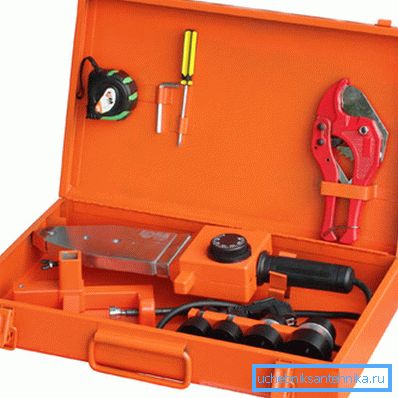 Das Kit enthält einen Lötkolben, einen Rohrschneider, Teflondüsen und einen Fascoke. Das Kit enthält einen Lötkolben, einen Rohrschneider, Teflondüsen und einen Fascoke.