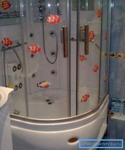 In einigen Hütten gibt es genügend Platz, um ruhig zu sitzen und das Rauschen des Wassers zu genießen In einigen Hütten gibt es genügend Platz, um ruhig zu sitzen und das Rauschen des Wassers zu genießen