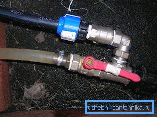 An der tiefsten Stelle des horizontalen Rohrs oder in einem vertikalen Bereich innerhalb des Schachts kann ein Wasserhahn eingeführt werden, um das Wasser abzulassen. An der tiefsten Stelle des horizontalen Rohrs oder in einem vertikalen Bereich innerhalb des Schachts kann ein Wasserhahn eingeführt werden, um das Wasser abzulassen.